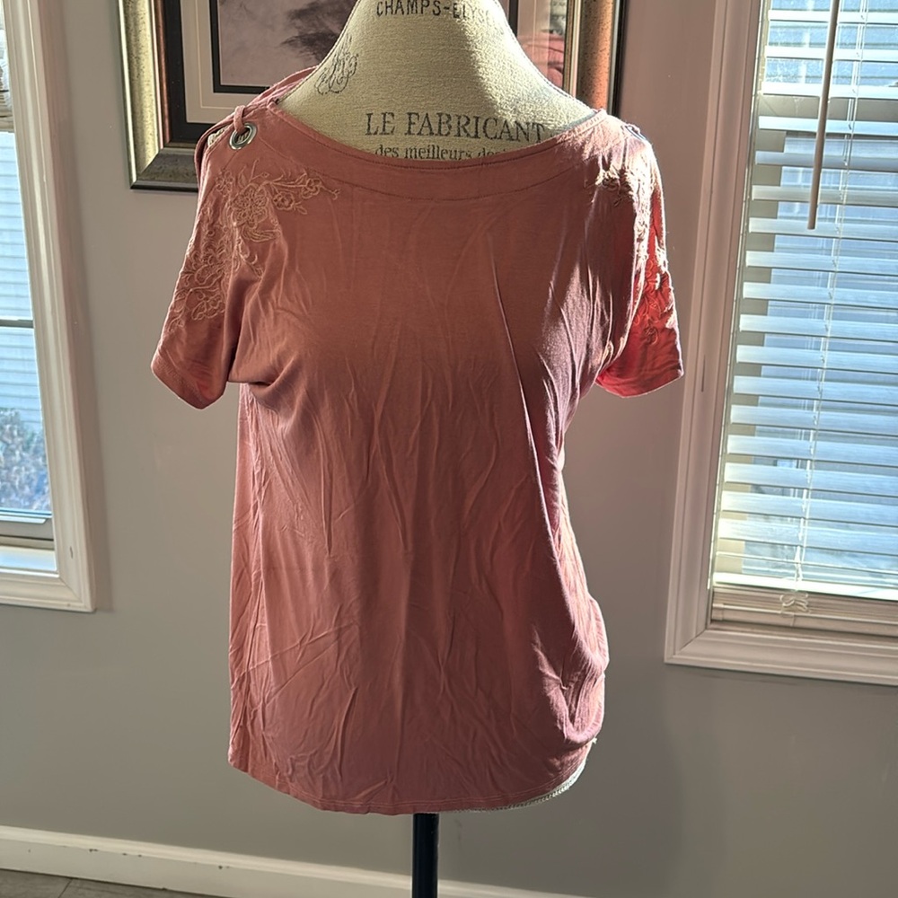 Cute top
Worn once